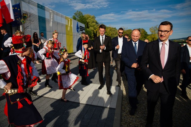 Premier Mateusz Morawiecki w Trzcianie na otwarciu Gminnego Inkubatora Przedsiębiorczości im. swojego ojca Kornela Morawieckiego, 18.07.2022