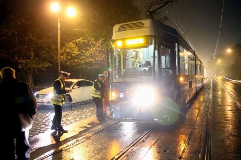 Wypadek tramwaju i renault na Wróblewskiego, Wrocław,...