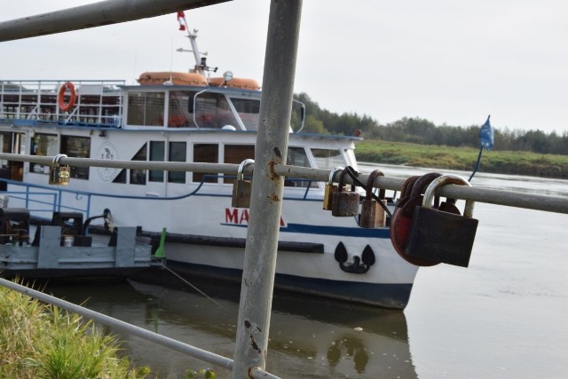 W sobotę na bulwarach nad brzegiem Wisły było nieco luźniej ale rejsy statkami i łodziami po rzece nadal się odbywają. Co ciekawe na barierkach nad Wisłą pojawia się coraz więcej kłódek zapinanych przez zakochane pary na znak ich miłości. Trudno się dziwić, że zwyczaj się przyjął - wszak Sandomierz już dawno został okrzyknięty miastem miłości , miejscem gdzie jest mnóstwo romantycznych zakątków.Zobaczcie kłódki miłości nad Wisłą w Sandomierzu - bulwar w sobotę 10 października