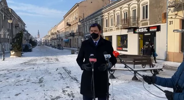 Poseł Frysztak konferencję organizował na deptaku w Radomiu, gdzie coraz więcej firm kończy swoją działalność.