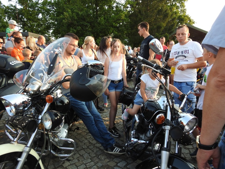 Parada motocykli podczas festynu "Spotkajmy się na św. Jakuba. Setki motocykli na bakałarzewskim rynku [Zdjęcia]