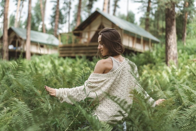 Ten sweter można stylizować na wiele sposobów.