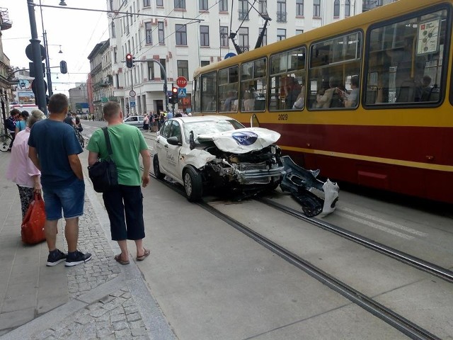 Wypadek na Kilińskiego w Łodzi karetki, samochodu i rowerzysty