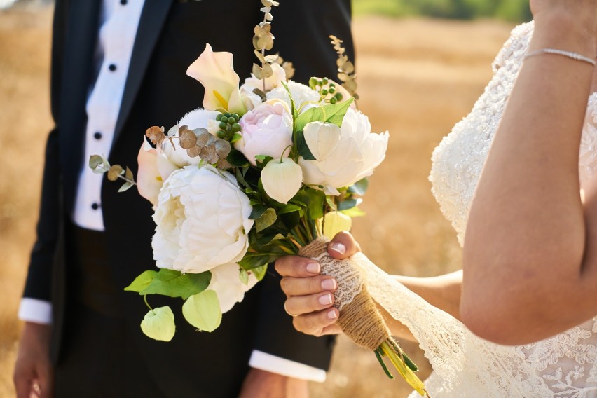 Organizacja ślubu: zaproszenia, bukiety, suknia ślubna, fotograf. Na czym można zaoszczędzić? Ile kosztują przygotowania do ślubu?