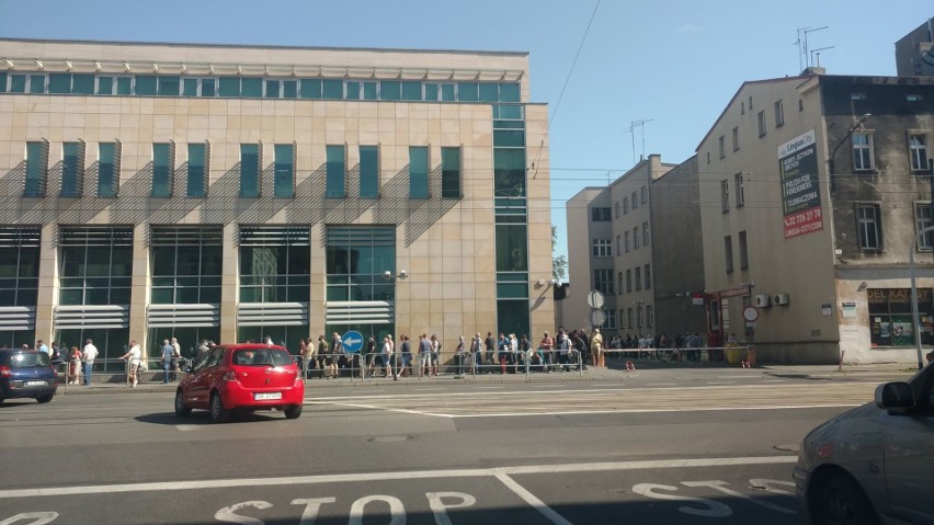 Gigantyczne kolejki przed oddziałem NBP w Katowicach czekają...
