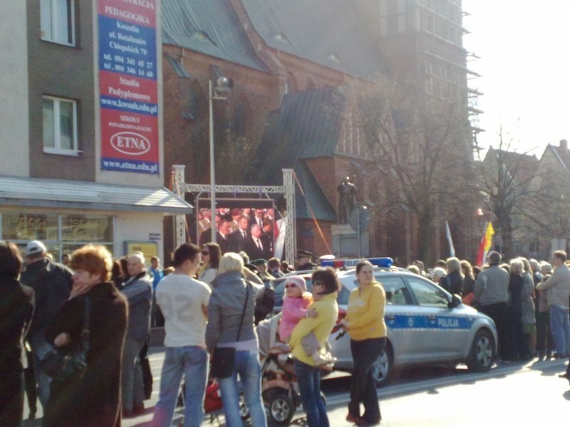 Katastrofa w Smoleńsku. Koszalin ogląda transmisję z pogrzebu L. Kaczyńskiego