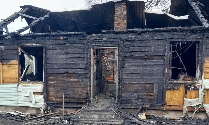 Majdan. Pożar, który wybuchł 6.04.2023, zabrał życie dwóm osobom, jedną pozostawił bez dachu nad głową. Trwa zbiórka