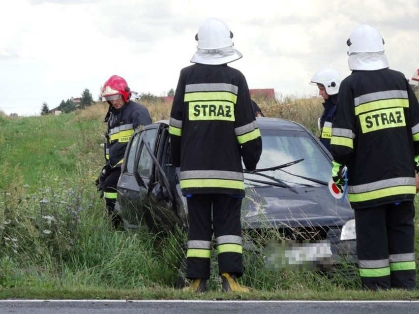 Wypadek w Kotlinie: Auto dachowało, kierowca w szpitalu