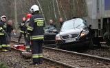 Pociąg staranował samochód na przejeździe w Zabrniu. Nie żyje 55-letnia kobieta! [ZDJĘCIA]