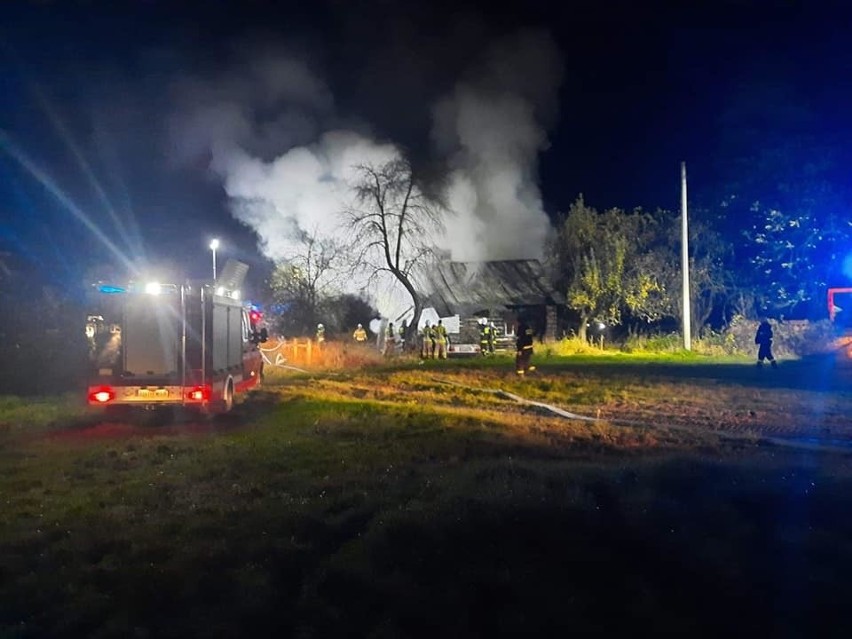 Nocny pożar domu w Borkach. W akcji sześć zastępów straży pożarnej (ZDJĘCIA)