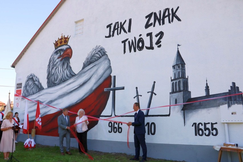 Mural odsłonili senator Janina Sagatowska, wiceminister...