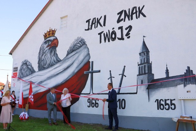 Mural odsłonili senator Janina Sagatowska, wiceminister Infrastruktury Rafał Weber oraz wójt gminy Jan Pyrkosz