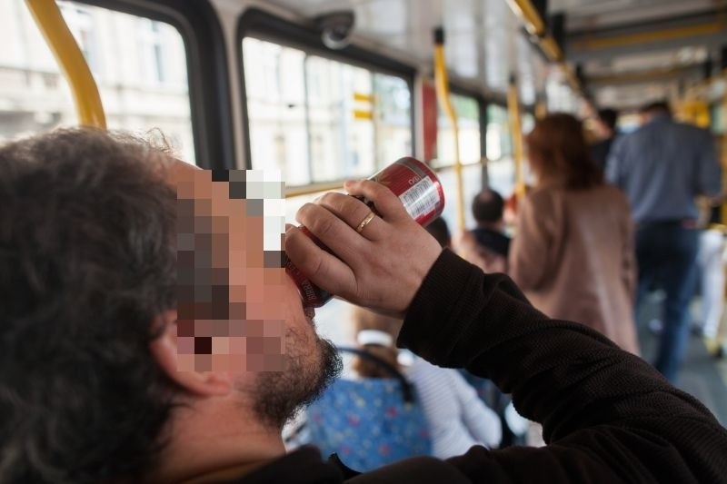 Niektórzy pasażerowie bez skrępowania popijają alkohol w...
