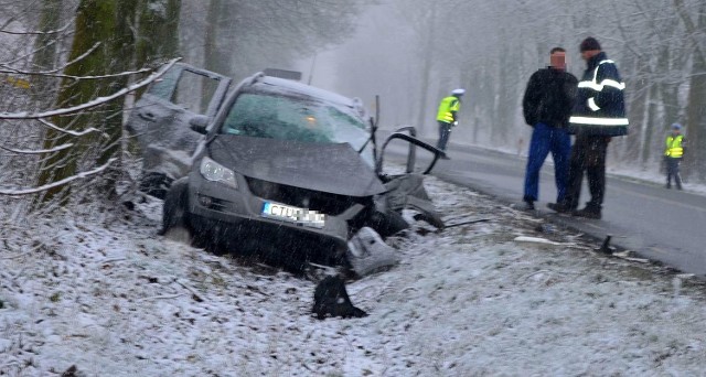 Dziś na drodze wojewódzkiej 240 na wysokości  Piastoszyna zderzyły się volkswagen z samochodem ciężarowym. Na drodze były utrudnia, a kierowcę osobówki zabrano do szpitala. - Kierowcy z volkswagena nie zagraża niebezpieczeństwo. Czuje się  dobrze. Apelujemy do kierowców, o ostrożność, bo warunki na drogach są  trudne -  informuje  Brygida Zimnoch, rzeczniczka tucholskie policji.Prognoza pogody na dziś. Uwaga, na drogach jest ślisko.