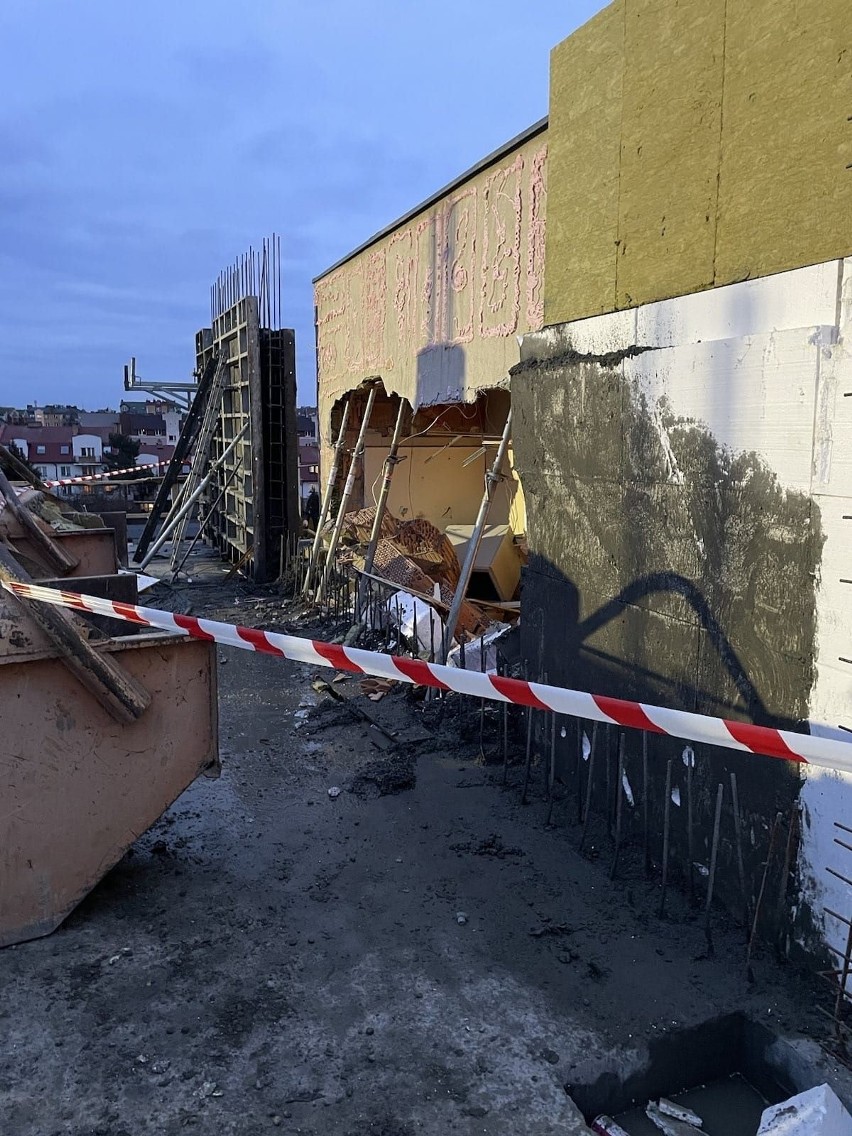 Podczas prac budowlanych zawaliła się ściana budynku sądu administracyjnego przy ul. Sienkiewicza w Białymstoku. W środku było sześć osób