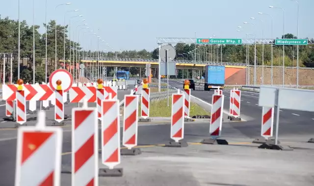 Trasa S3 w Lubuskiem przypomina teraz w dużej mierze jeden wielki plac budowy. Nie inaczej jest na obwodnicy Międzyrzecza. Tu trwa budowa drugiej nitki tej drogi. Na czym polega inwestycja i kiedy planowany jest jej koniec?102 mln zł - tyle będzie kosztowała budowa drugiej nitki obwodnicy Międzyrzecza. Będzie one jednocześnie częścią lubuskiego odcinka trasy S3. Druga nitka będzie miała długość 6,37 km. Prace przy budowie drogi rozpoczęto w listopadzie 2014 r. - Są utrudnienia, zamknięto jeden węzeł, bywa, że tworzą się korki. Ale trzeba to przecierpieć, jak otworzą drogę, to będzie się po niej śmigać jak po stole - mówi Alfred Wojkowski, zawodowy kierowca auta dostawczego.Po zakończeniu inwestycji cała obwodnica Międzyrzecza będzie miała dwie jezdnie w każdą stronę, a każda z nich po dwa pasu ruchu. Szerokość jednego pasa ruchu wyniesie 3,5 m, do tego dochodzi 2,5 m pasa awaryjnego.Zobacz też:  Budowa S3 w Lubuskiem. Kiedy pojedziemy nad morze bez stania w korkach?Co ciekawe, obwodnica Międzyrzecza przechodzi m. in. przez teren rekultywowanego wysypiska śmieci. Używane było ono w latach 1974-1992. Wysypisko utworzono w niecce po dawnym wyrobisku piasku i żwiru. W okolicy obwodnicy znajduje się też teren dawnego cmentarza żydowskiego, z którym z kolei sąsiadują mogiły żołnierzy radzieckich. Obwodnica prowadzi też przez tereny zalewowe rzeki Obry, a dalej na południe prowadzi w sąsiedztwie terenów, użytkowanych rolniczo. W okolicy węzła Międzyrzecz Południe obwodnica przecina z kolei drogę czołgową, która prowadzi na teren poligonu wojskowego.Prace przy obwodnicy Międzyrzecza są już mocno zaawansowane. Zgodnie z planem mają się zakończyć w maju 2017 r., ale wykonano już tak dużo prac, iż mieszkańcy spekulują, że otwarcie drogi może nastąpić wcześniej.Zobacz też:  Prace przy budowie S3 w Lubuskiem [ZDJĘCIA] 