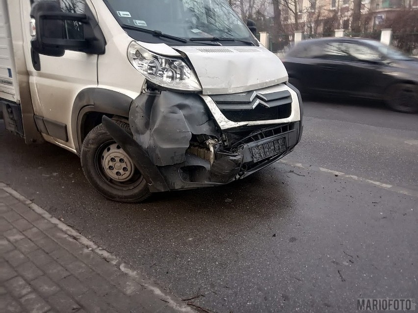 Wypadek na ul. Niemodlińskiej w Opolu. Zderzyły się trzy samochody, poszkodowana została 32-latka jadąca bmw