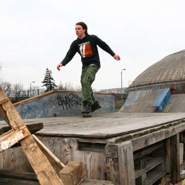 Kamil Ryszkowski lubi jeździć w skateparku. - Ale ktoś powinien go wreszcie naprawić - mówi.