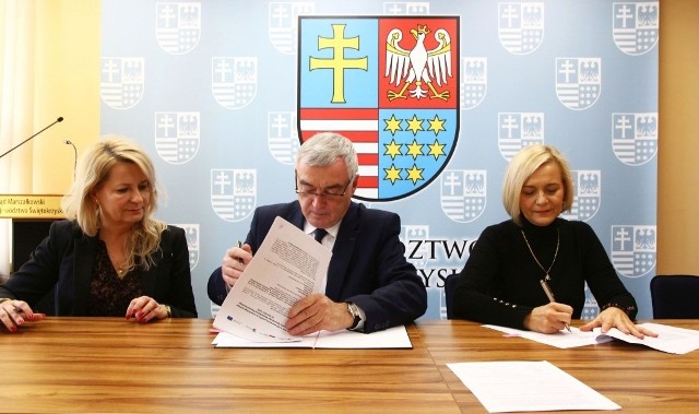 Beata Jakubowska, dyrektor Zespołu Szkół Ponadpodstawowych numer 1 w Końskich podpisuje umowę z Andrzejem Bętkowskim - marszałkiem województwa i Renatą Janik - wicemarszałek.