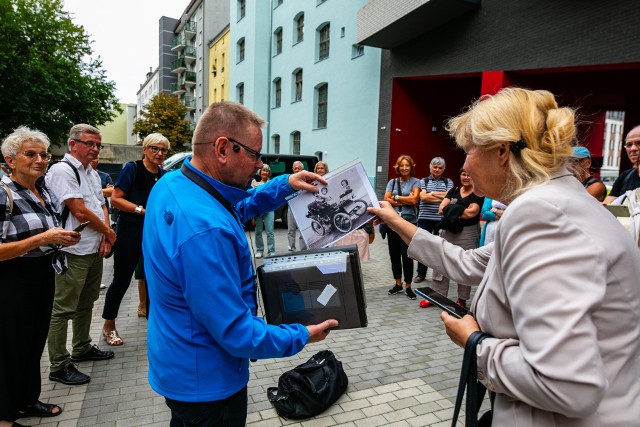 Na terenie dawnych zakładów rozpoczął się spacer z okazji Dni Trójkąta, zorganizowany przez przewodników ze stowarzyszenia TuiTam.