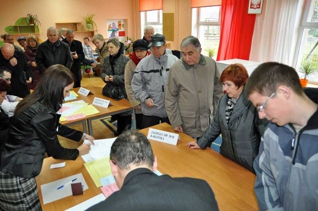 W lokalach wyborczych tradycyjnie tłoczno robiło się po zakończeniu mszy świętych, tak jak w komisji w szczecineckim przedszkolu "U Cioci Gosi&#8221;.