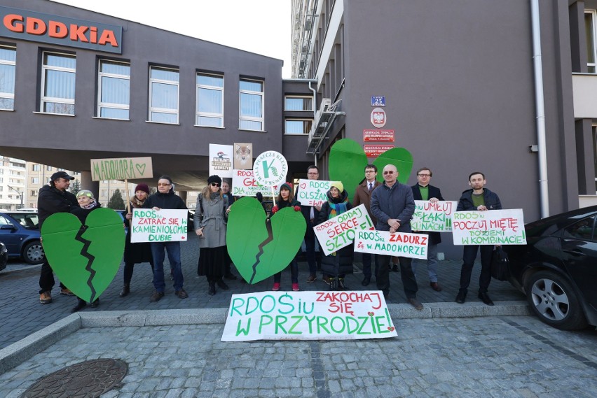 Kraków. "Chrońcie przyrodę, a nie swoje stołki". Protest przeciwko Regionalnej Dyrekcji Ochrony Środowiska [ZDJĘCIA]