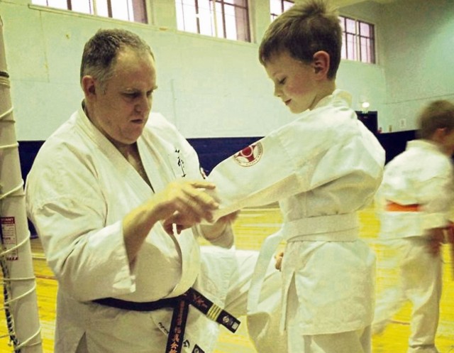 Mirosław Pawlicki przygodę z karate rozpoczął w Zduńskiej Woli, mając 14 lat