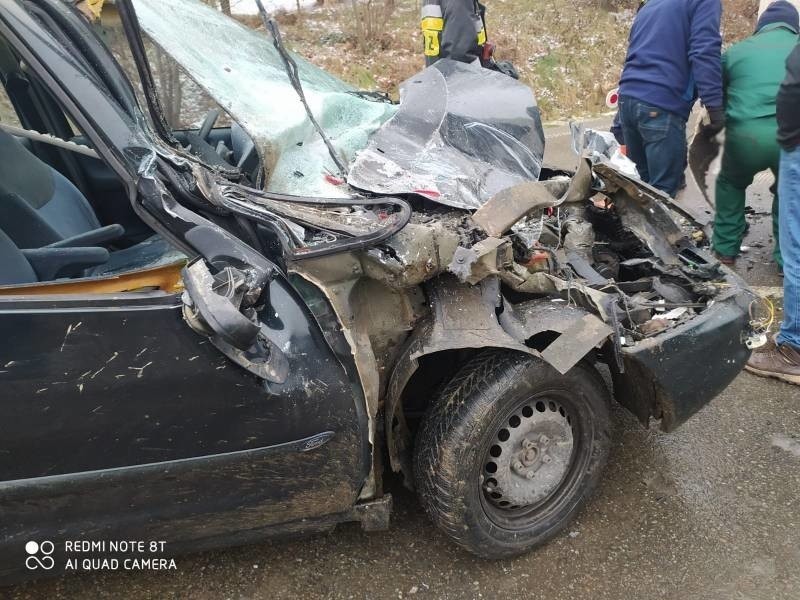 Łęka. Zderzenie kursowego busa z autem osobowym. Wszyscy przeżyli!