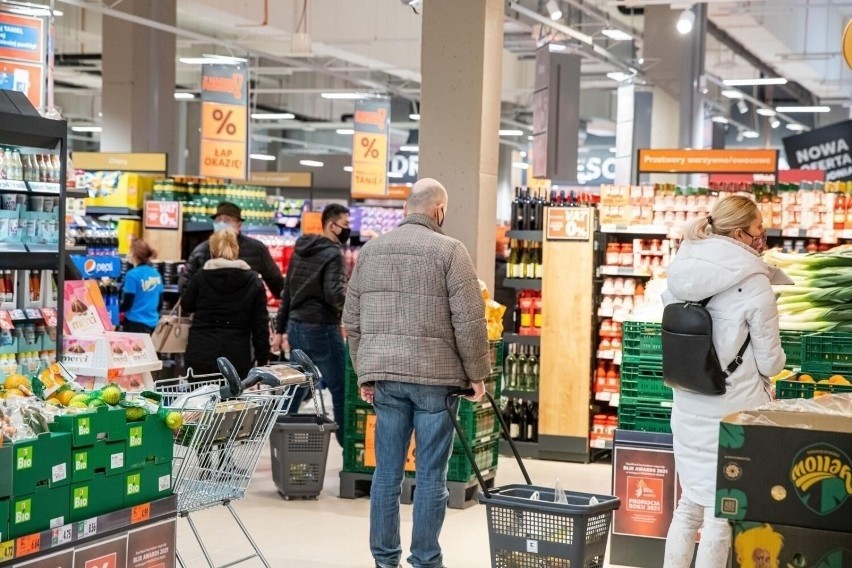 Masło w rekordowo niskiej cenie 3,49 złotych! Promocja w Biedronce trwa tylko we wtorek, 28 lutego. Inne markety też mocno obniżają ceny