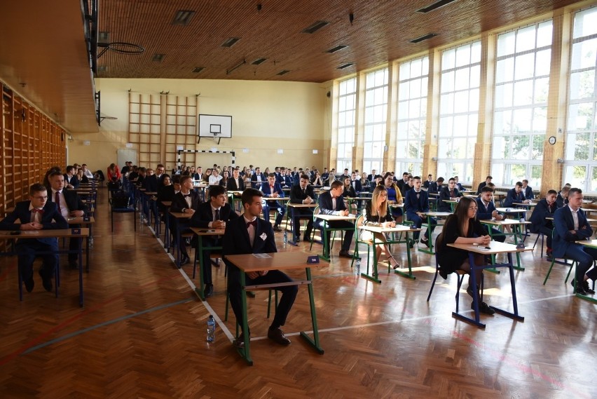 Matura 2022 z języka polskiego we włoszczowskim "Staszicu". Do egzaminu przystąpiło 138 maturzystów. Zobacz zdjęcia