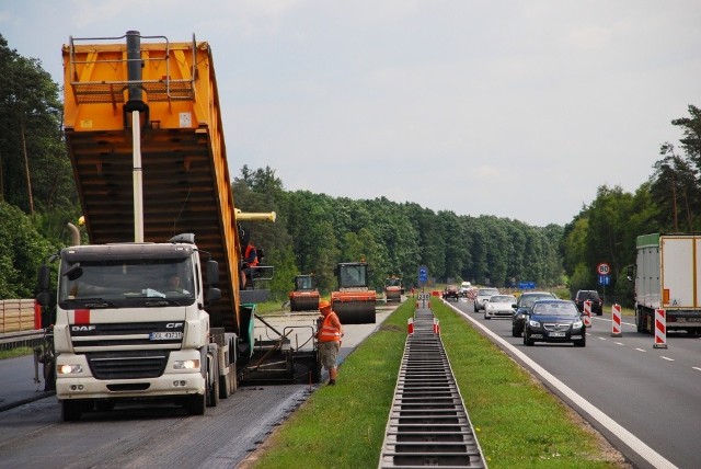 Latem ruszy kolejny etap wymiany asfaltu na  autostradzie A4, tym razem od węzła Przylesie do Prądów na pasie do Katowic.