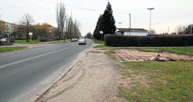 Zarządzający parkingiem chcą zamienić  zniszczony trawnik w chodnik, bezskutecznie.