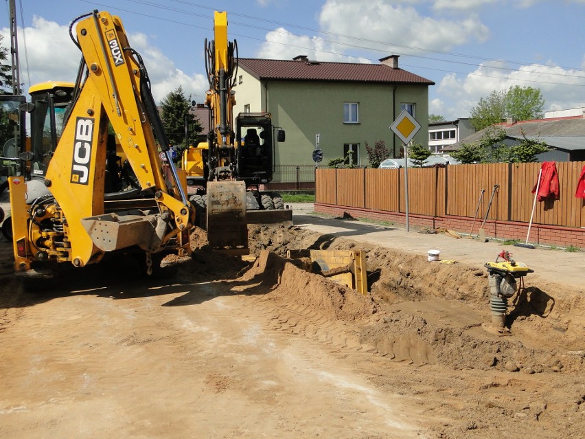 W Radomiu prowadzone są prace przy wymianie rur kanalizacyjnych i wodociągowych na ulicy Średniej, jest wyznaczony objazd