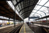 Dworzec w Legnicy pogrążony w ciemności. Złodzieje ukradli kable zasilające halę peronową
