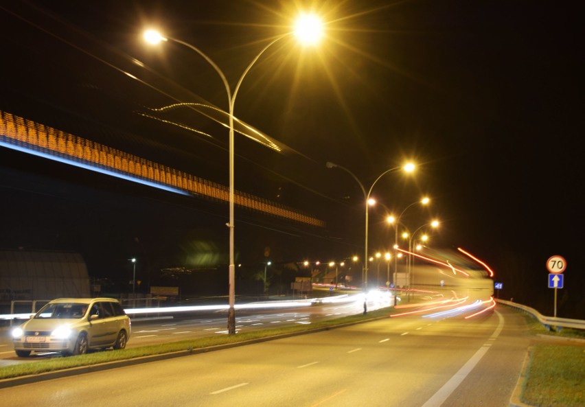 Modernizacja oświetlenia ulicznego w Krośnie. W całym mieście będą nowe, energooszczędne lampy ledowe [ZDJĘCIA]
