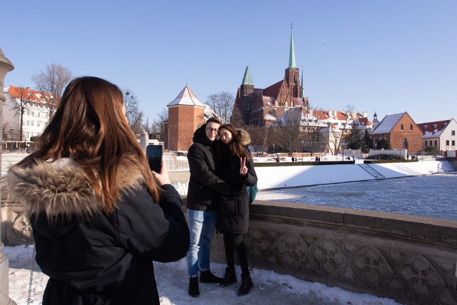 Wrocław to miasto międzykulturowe, chętnie odwiedzane przez turystów i uwieczniane na zdjęciach. Zobaczcie w galerii, gdzie są najlepsze miejscówki by zrobić pamiątkowe zdjęcia.Przejdźcie dalej za pomocą strzałek na monitorze lub ekranie