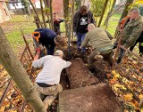 Pasjonaci historii sprzątali dawny cmentarz w Ośnie Lubuskim. Przy okazji z ziemi wydobyto ciekawe przedmioty, m. in. broń 