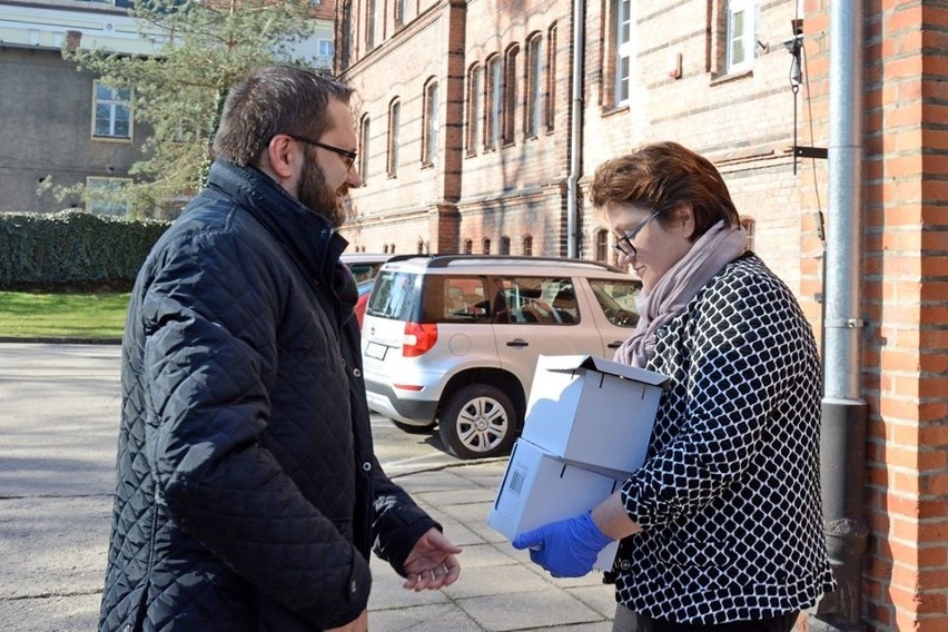 Przekazanie materiałów ochronnych kupionych przez starostwo...