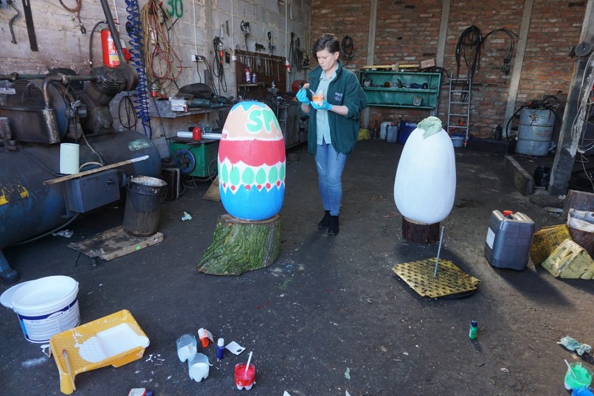 Karniewo. W centrum wsi postawiono ogromne jaja wielkanocne. Pomalowali je pracownicy GOK. Zdjęcia