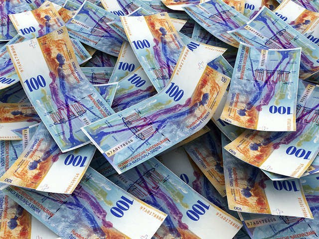 Większość dłużników szwajcarskich pieniędzy na oczy nie widziała, bo kredyt jest indeksowany w tej walucie, a wypłacane są złotówki. Od 2011 roku dzięki tzw. antyspredowej ustawie dłużnik może jednak spłacać raty we frankach