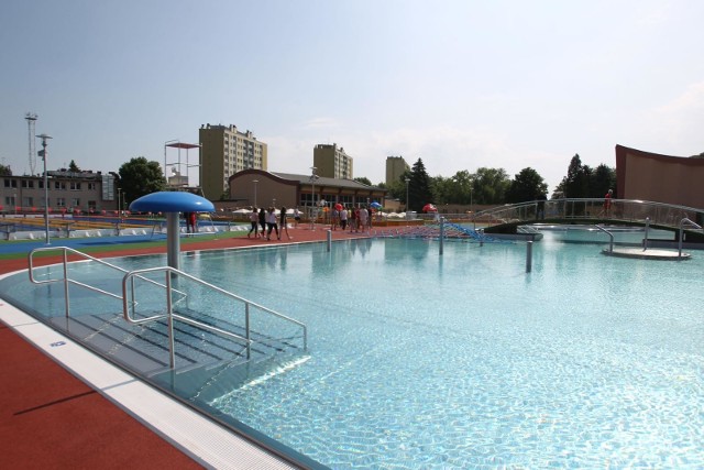Dyrekcja ROSiR spadek liczby gości na basenie w sezonie letnim tłumaczy kilkoma czynnikami.