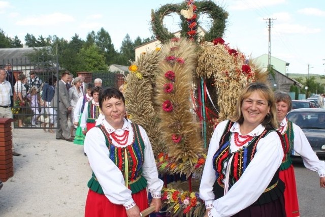 Szewczanki dumnie prezentują swój dorodny i pięknie przystrojony wieniec.