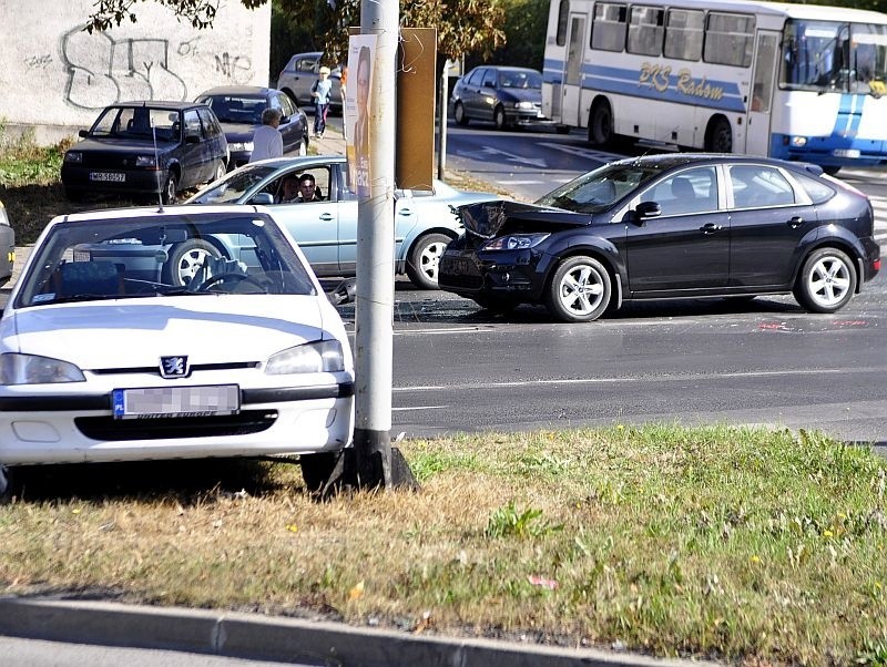 Kolizja w centrum Radomia. Ford wjechał w peugeota? (zdjęcia)