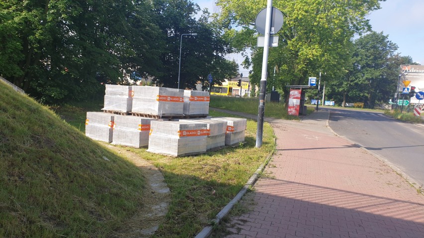 Remontują drogę rowerową w Łodzi na Łagiewnickiej ale z przerwą na wiadukt. Bo miasto nie może się dogadać z PKP