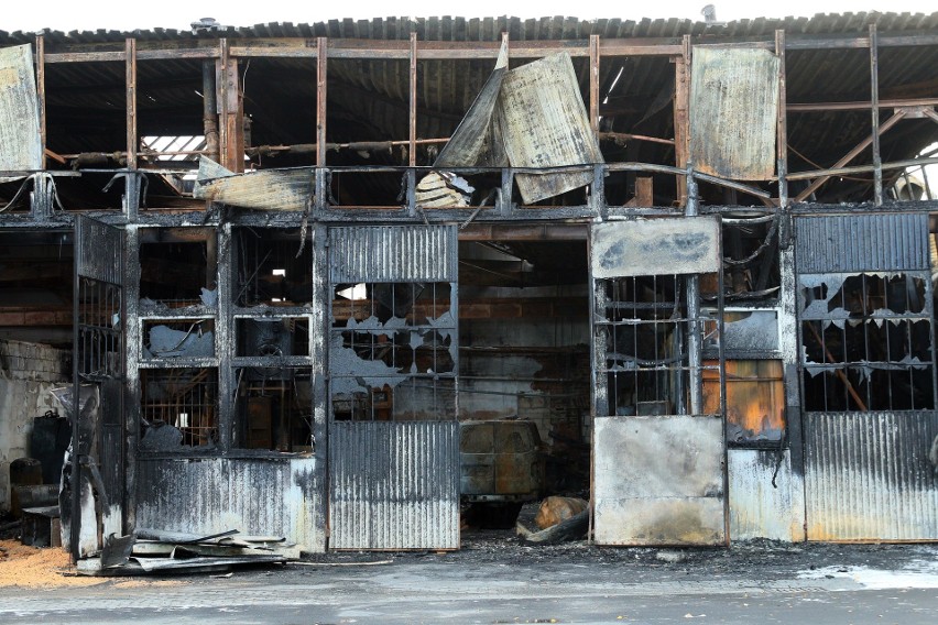 Niewiele zostało po pożarze hali magazynowej przy ul. Grygowej w Lublinie. Zobacz zdjęcia