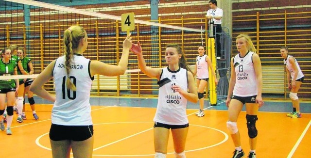 Eliza Koperczak (4) i Kaja Rydzyńska (13) to nadal podstawowe zawodniczki drugoligowej ekipy. 