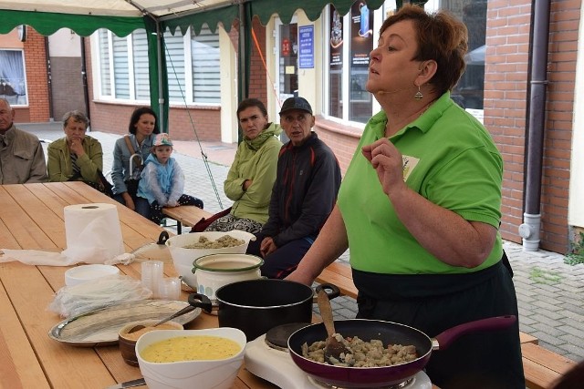 II Festiwal Smaków był przepyszny. Trudno było przejść obojętnie obok stoisk gospodyń i firm cukierniczych. Mistrzyni Teresa Kropidłowska uczyła regionalnych dań, takich jak chociażby miód z maślanki. Były też kluski szare i ser topiony z kminkiem. Odbyło się II Czerskie Dyktando o Złote Pióro Burmistrza Czerska. Pierwsze miejsce zajął Arkadiusz Kleniewski z Dzierzążnia, drugie Stanisław Gajos ze Strzelna, trzecie Ewelina Pestka z Rytla. W quizie o Czersku zwyciężył Andrzej Kosecki, sołtys Łęga. Na scenie wystąpił m.in. Michał Grobelny, znany z programów w telewizji. Nie masz planów na weekend? Zobacz "Pospieszny do Kultury - odcinek 4.