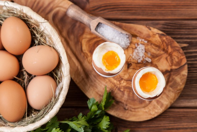 Jajka warto jeść regularnie, jednak dobrze starać się nie przekraczać porcji ok. 6 sztuk tygodniowo.