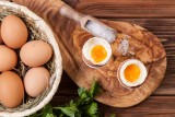 Jakie wartości odżywcze ma jajko? Ile waży, ile ma kalorii i białka? Sprawdź, dlaczego warto jeść jajka i jak je gotować