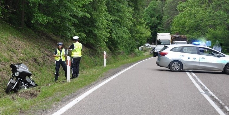 Trasa Orzysz-Giżycko. 66-latek na motocyklu musiał uciekać do rowu (zdjęcia)